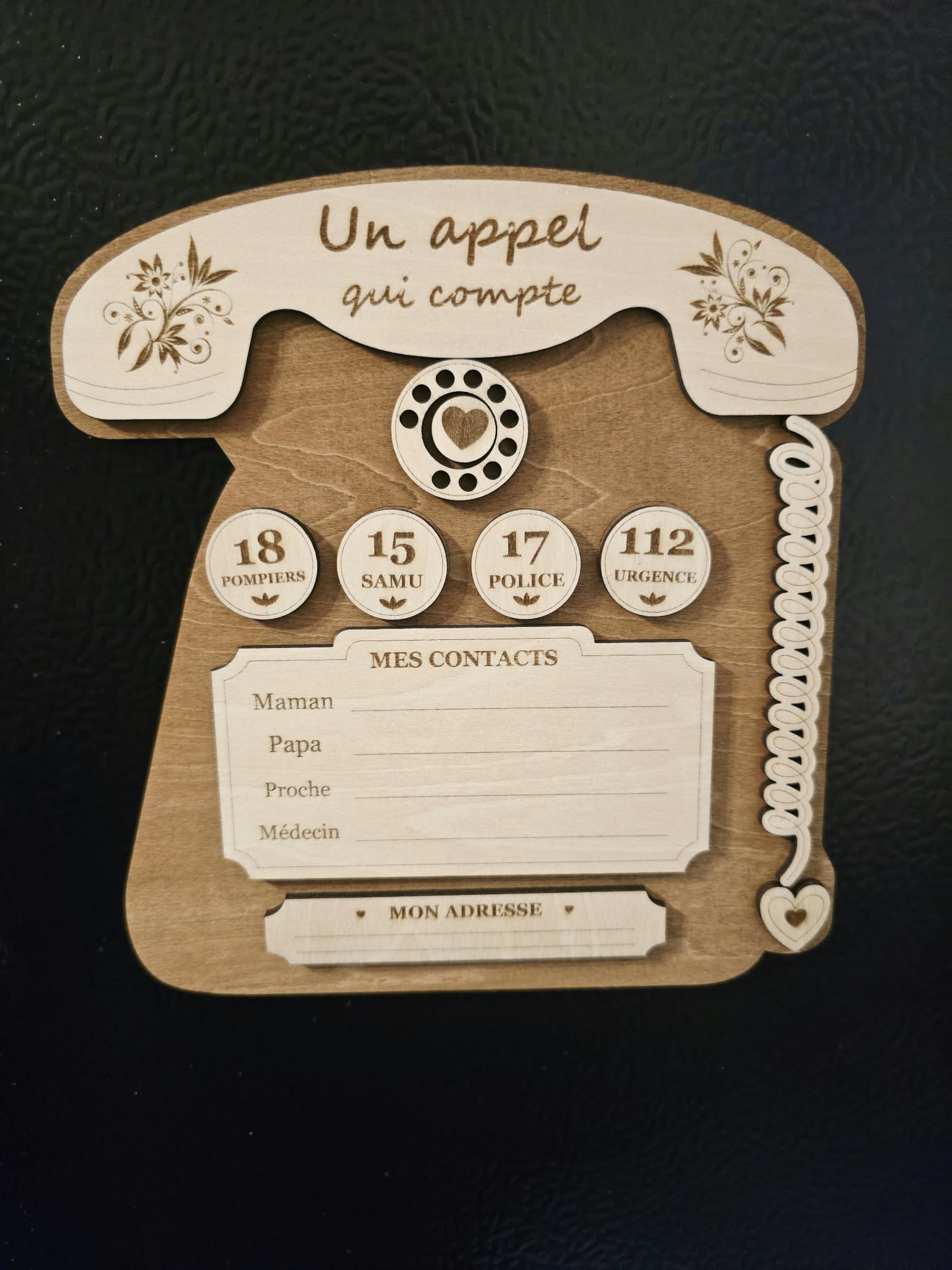 Magnet frigo en bois 18 × 18 cm – Un appel qui compte — visuel 1