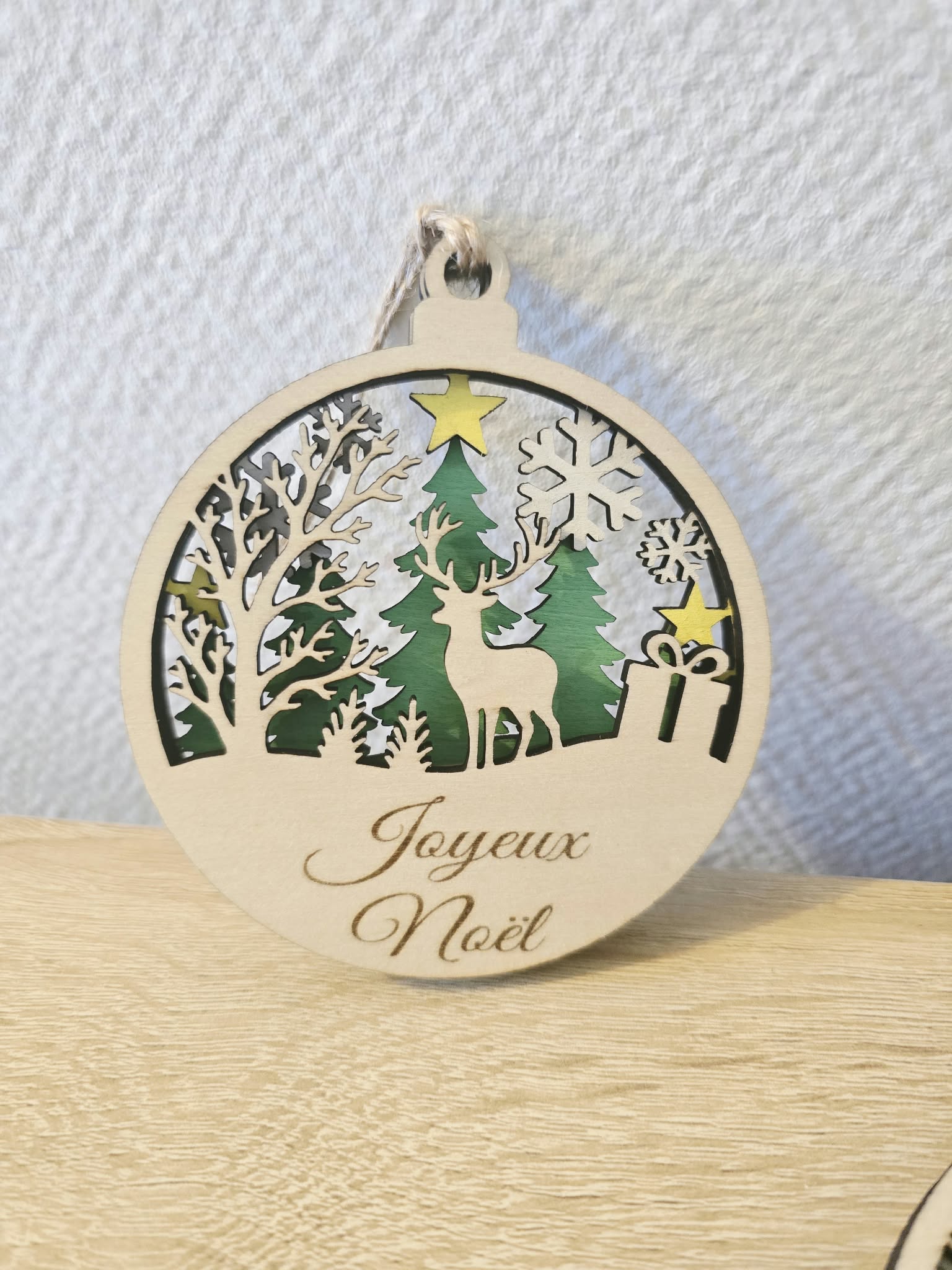 Boule de Noël en bois ajouré – Cerf & sapins – 9 cm — visuel 1