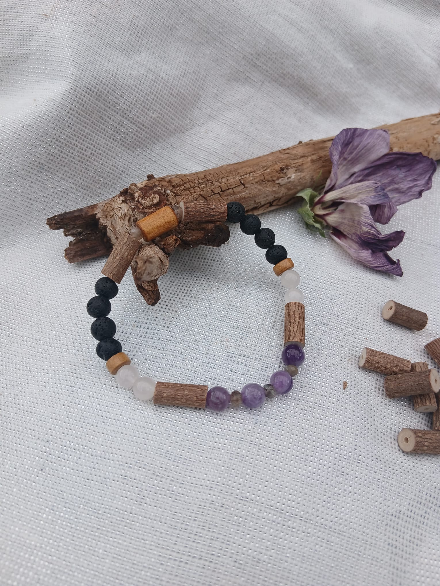 L'étoile sereine  /Bracelet en bois de noisetier + pierres naturelles quartz rose ,améthyste ,pierre de lave — visuel 1