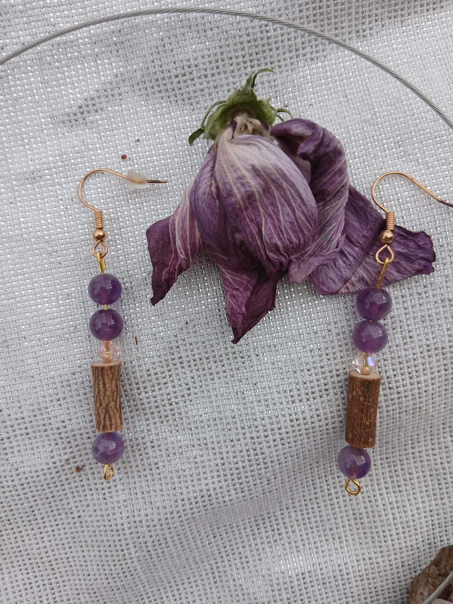 Boucles d'oreilles améthyste et bois de noisetier — visuel 1