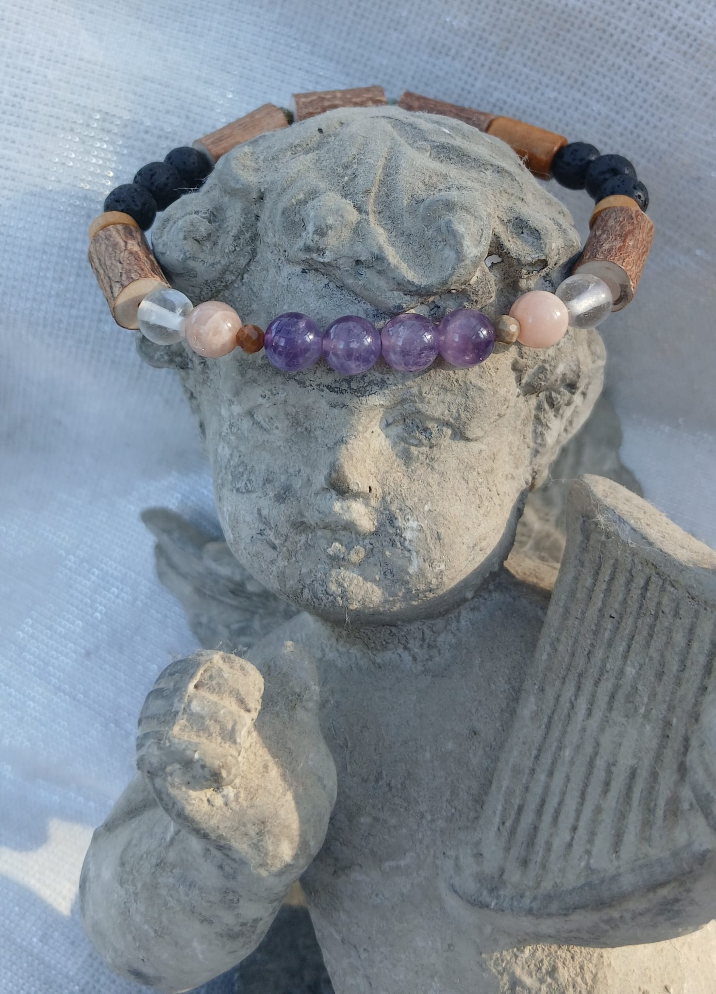 Bracelet en perle .Nuit douce  Sommeil et anti-stress . Perle de noisetier +pierre de lune ,cristal de roche ,améthyste, pierre de lave — visuel 1