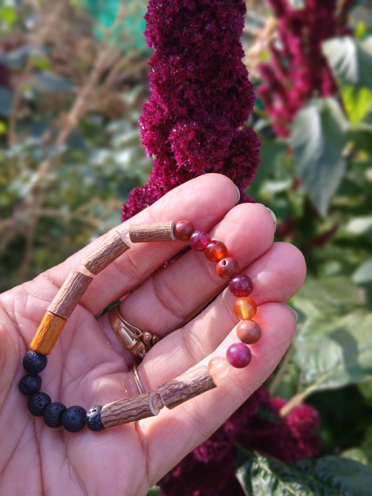 Feu intérieur ; Bracelet en bois de noisetier, grenat , cornaline, jaspe rouge et pierre de lave. — visuel 1