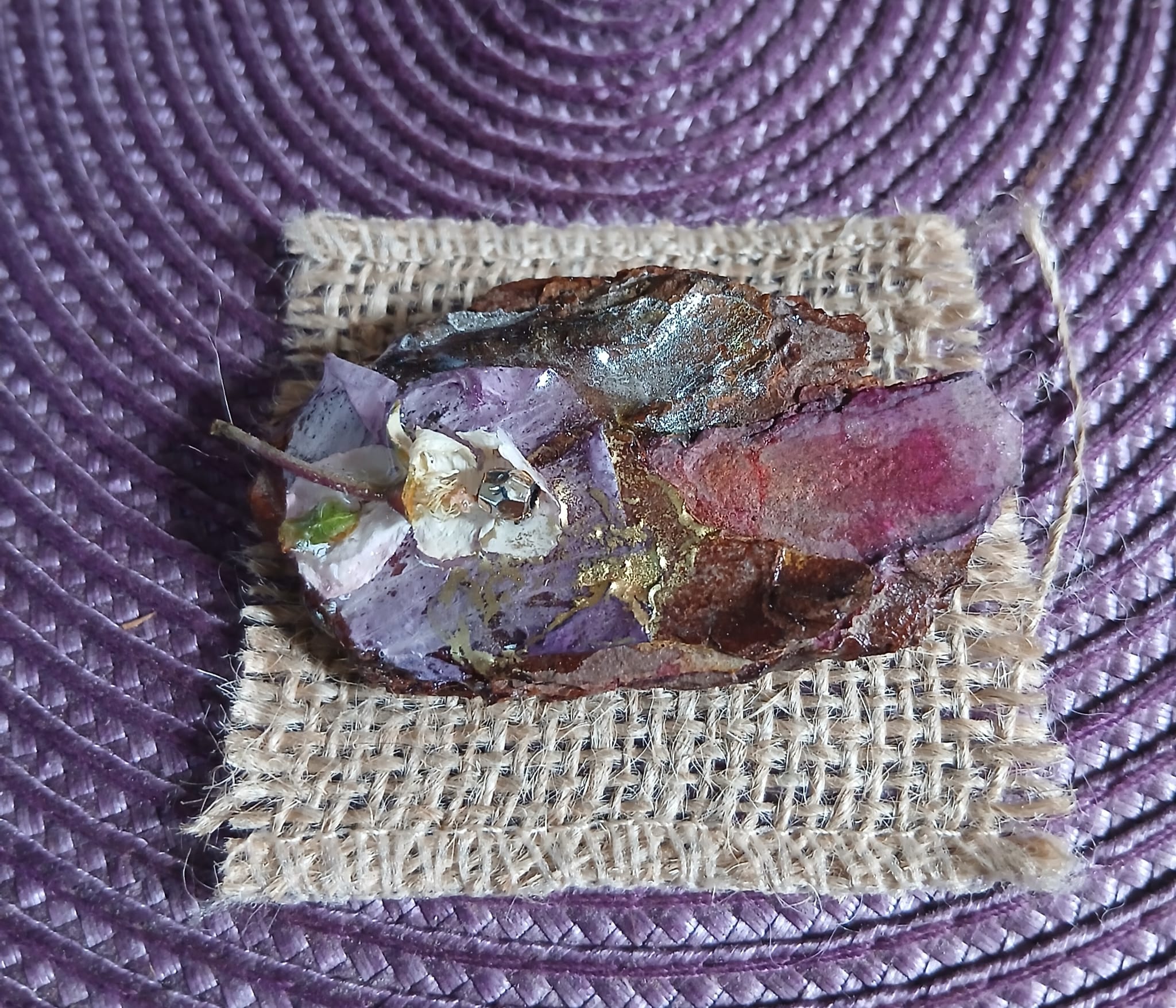 Broche bohème, crépuscule , bois et pétales — visuel 1