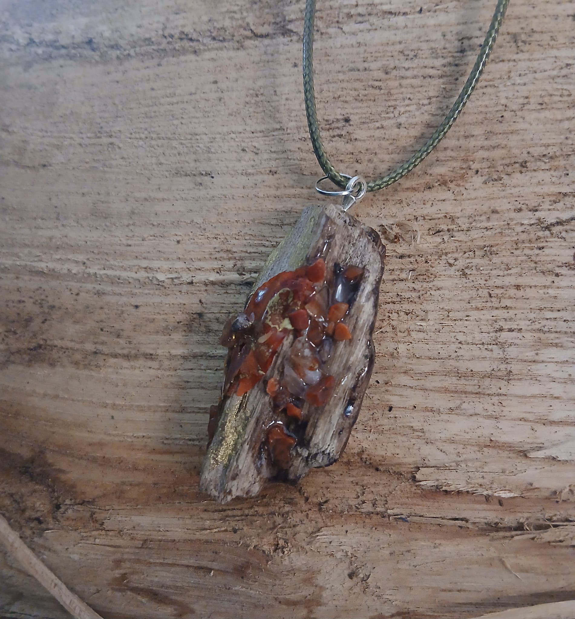 Pendentif bois ;écorce de feu ,avec pépite de d'agate et pétale de fleur — visuel 1