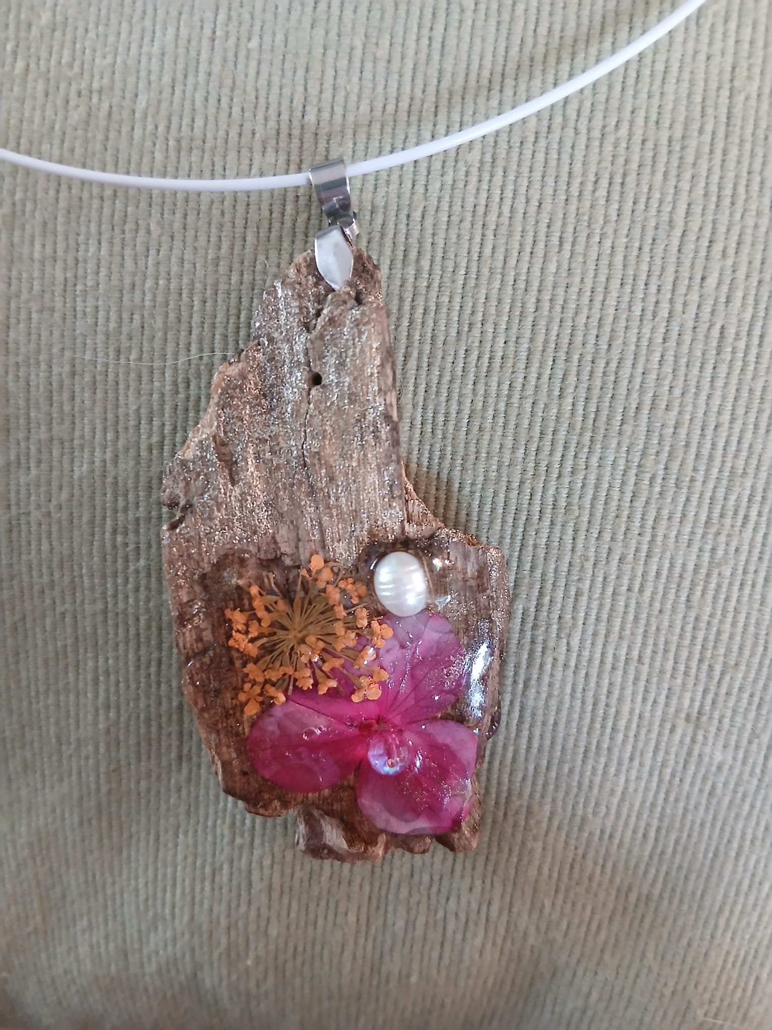 Pendentif Rosée sauvage écorce de bois brut ,incrusté de pétales de fleur et d'une pierre d'eau douce — visuel 1