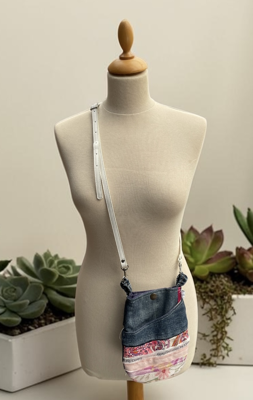 sac pochette bandoulière en jeans upcyclés 28 — visuel 3