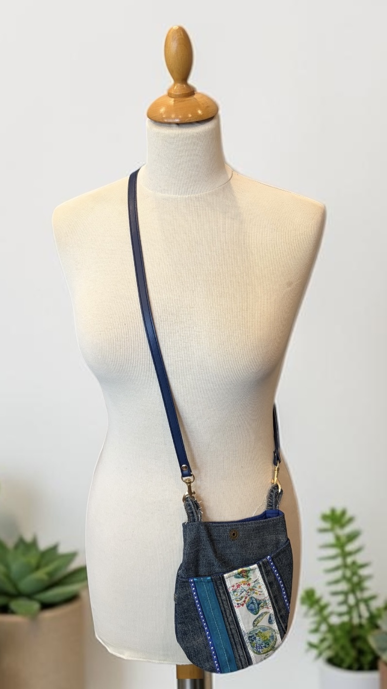 sac pochette bandoulière en jeans upcycles 5 — visuel 2