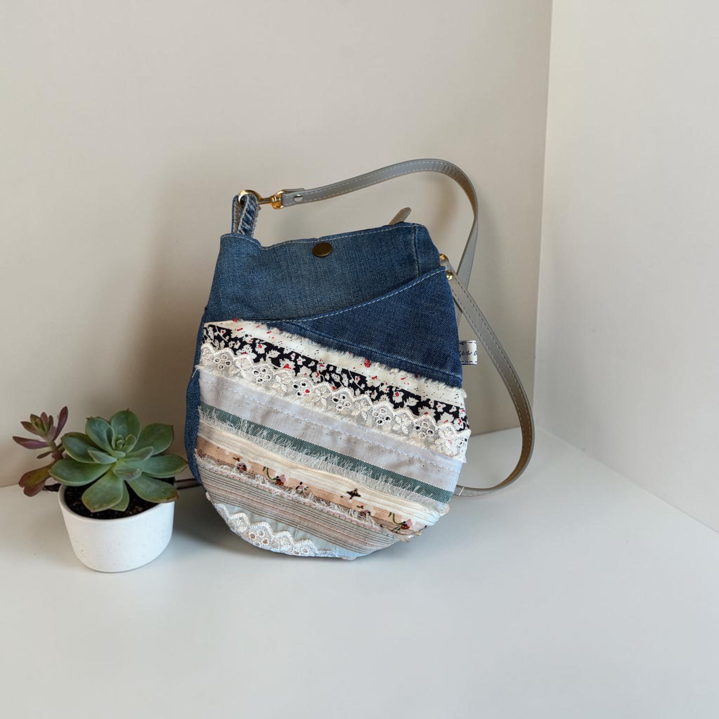 sac pochette bandoulière en jeans upcyclés 6 — visuel 1