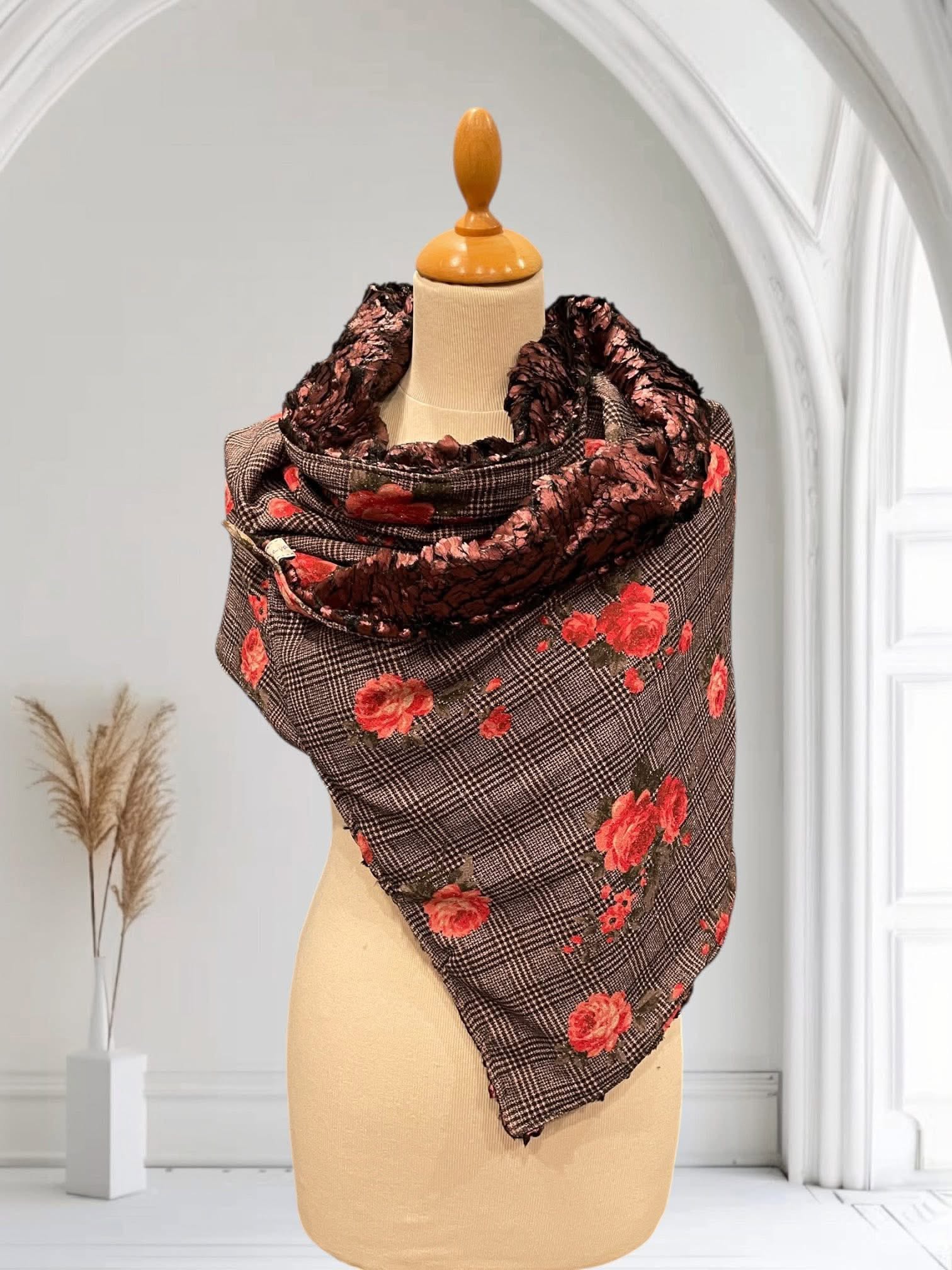 écharpe, châle oversize en tartan aux motifs de roses — visuel 1