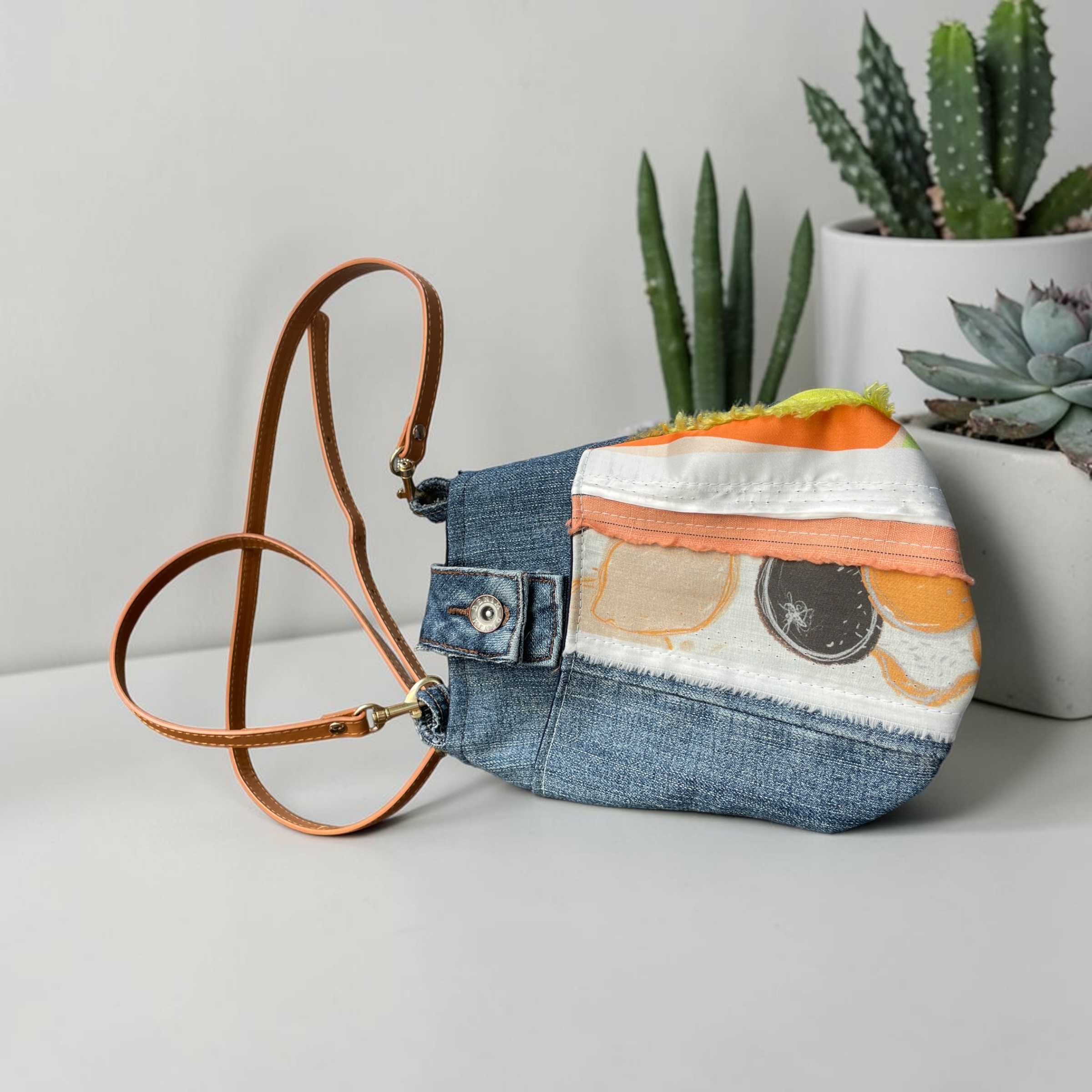 sac pochette bandoulière en jeans upcyclés 18 — visuel 1