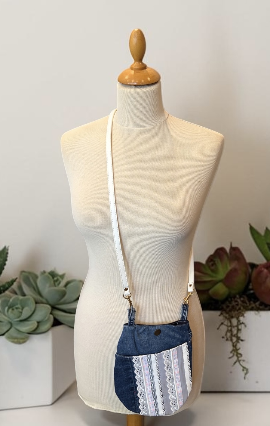 sac pochette bandoulière en jeans upcyclés 11 — visuel 2