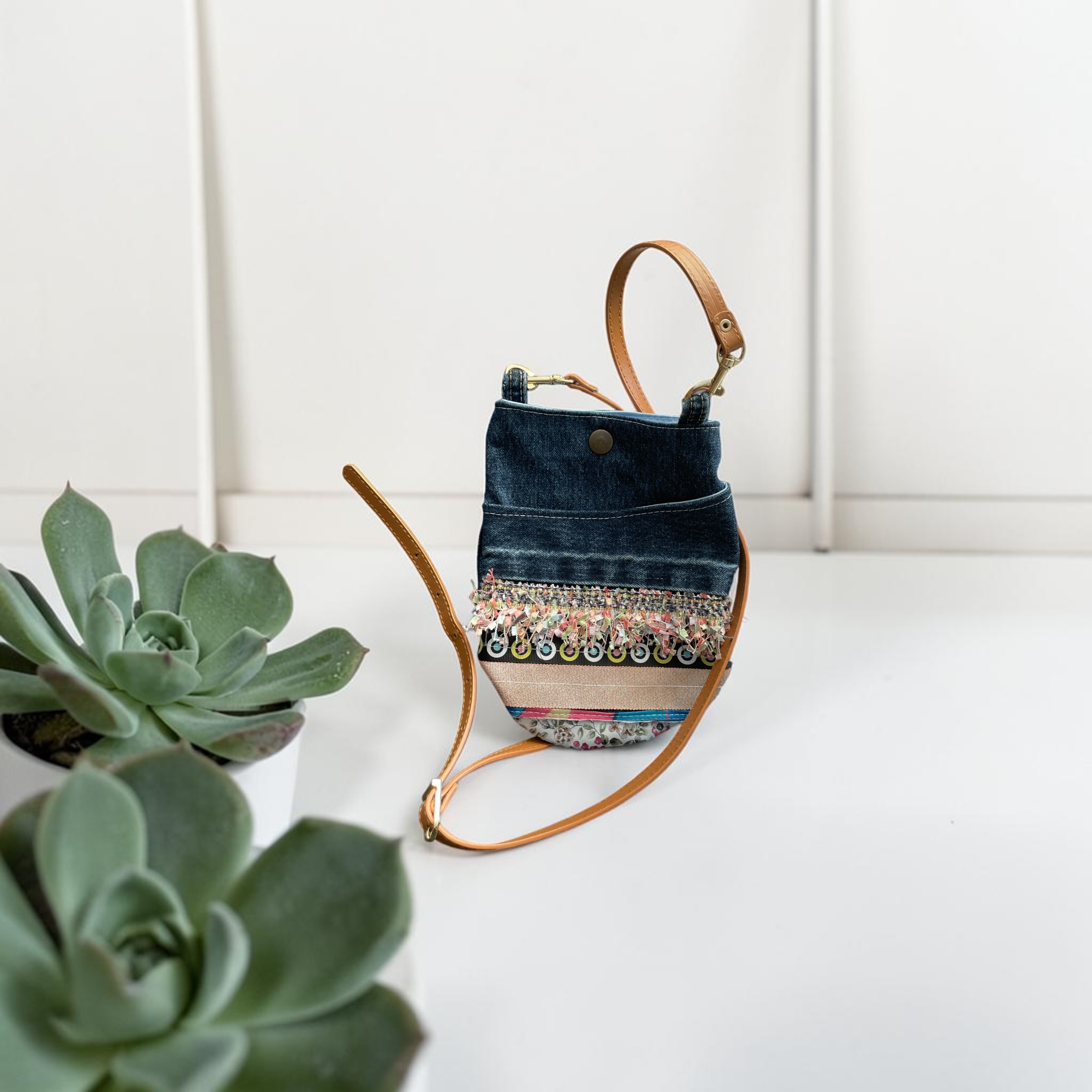 sac pochette bandoulière en jeans upcyclés 26 — visuel 1