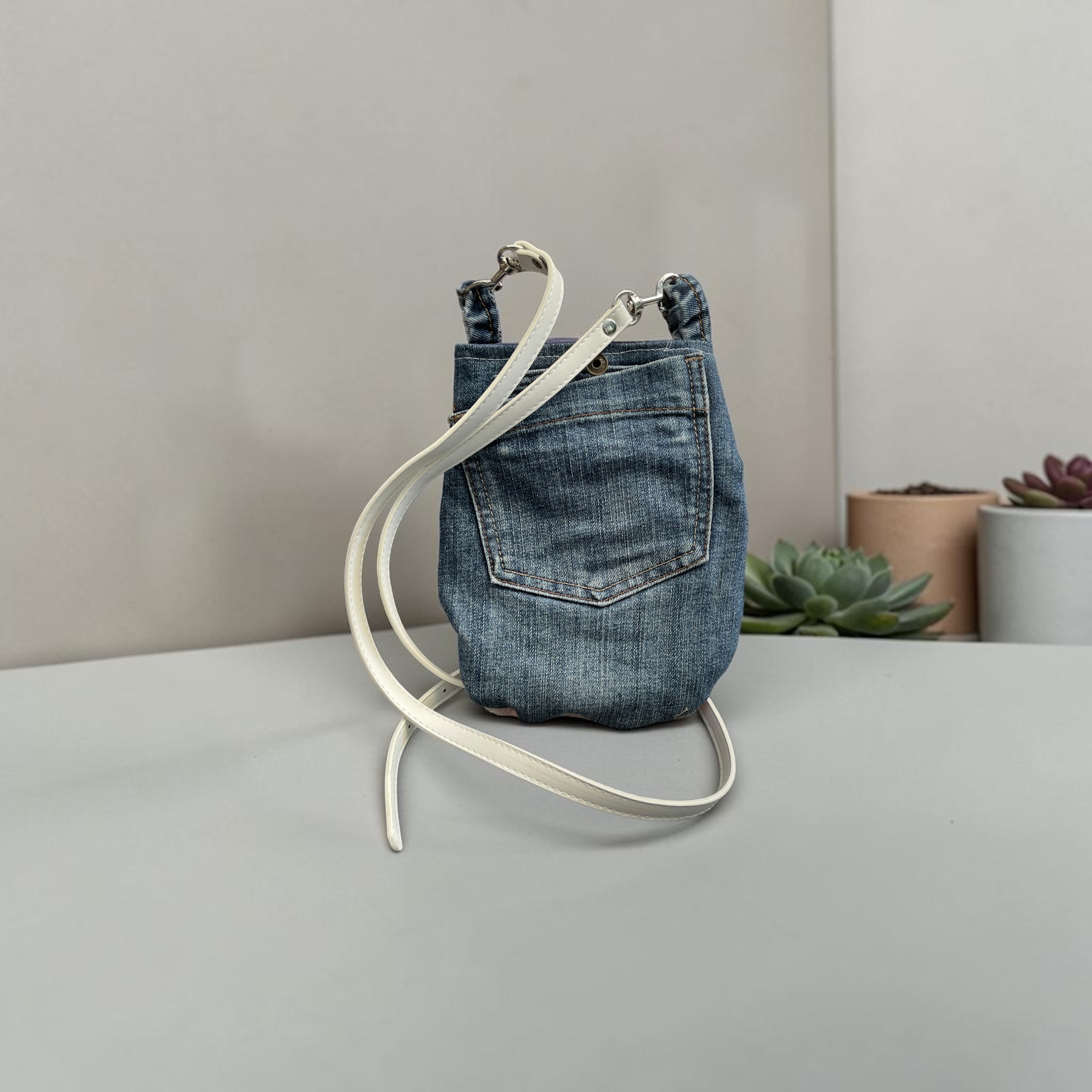 sac pochette bandoulière en jeans upcyclés 28 — visuel 2