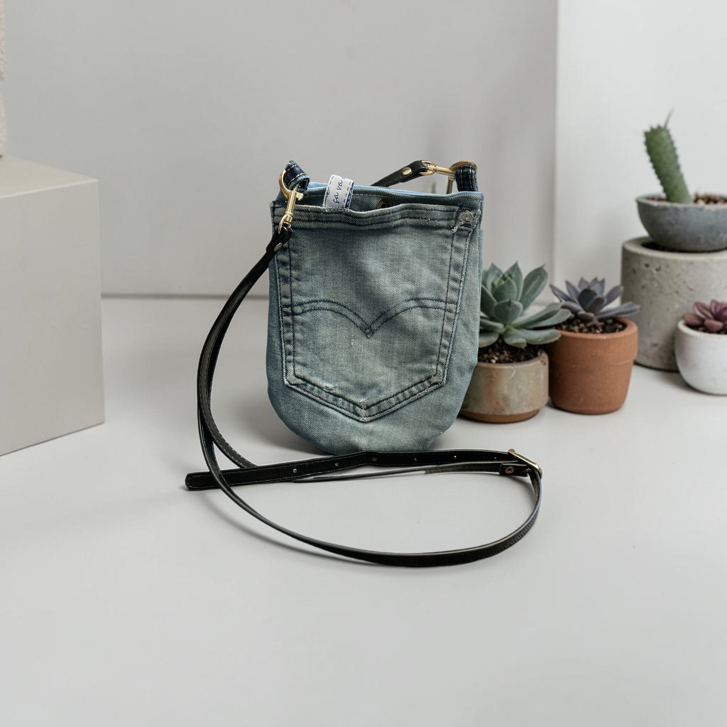 sac pochette bandoulière en jeans upcyclés 22 — visuel 1