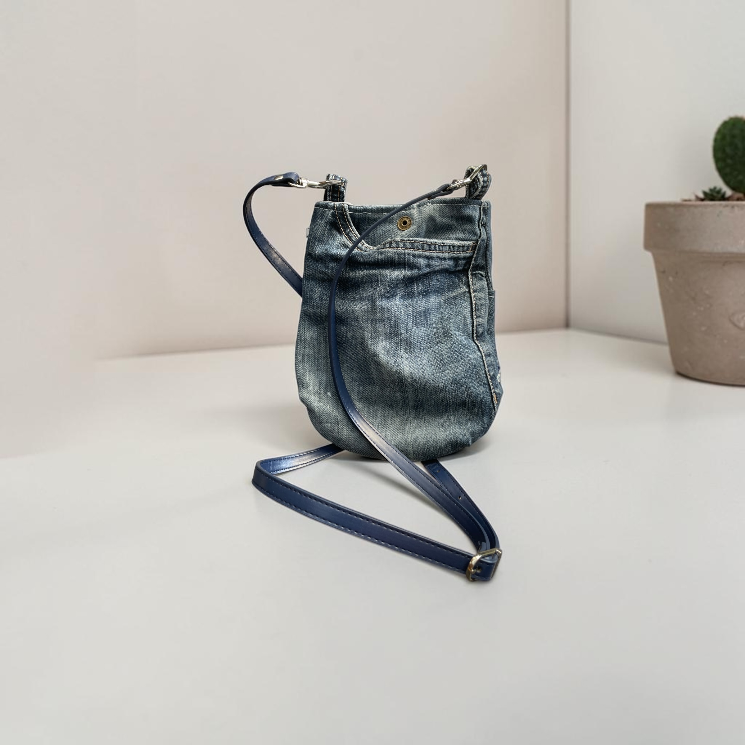 sac pochette bandoulière en jeans upcyclés 24 — visuel 2