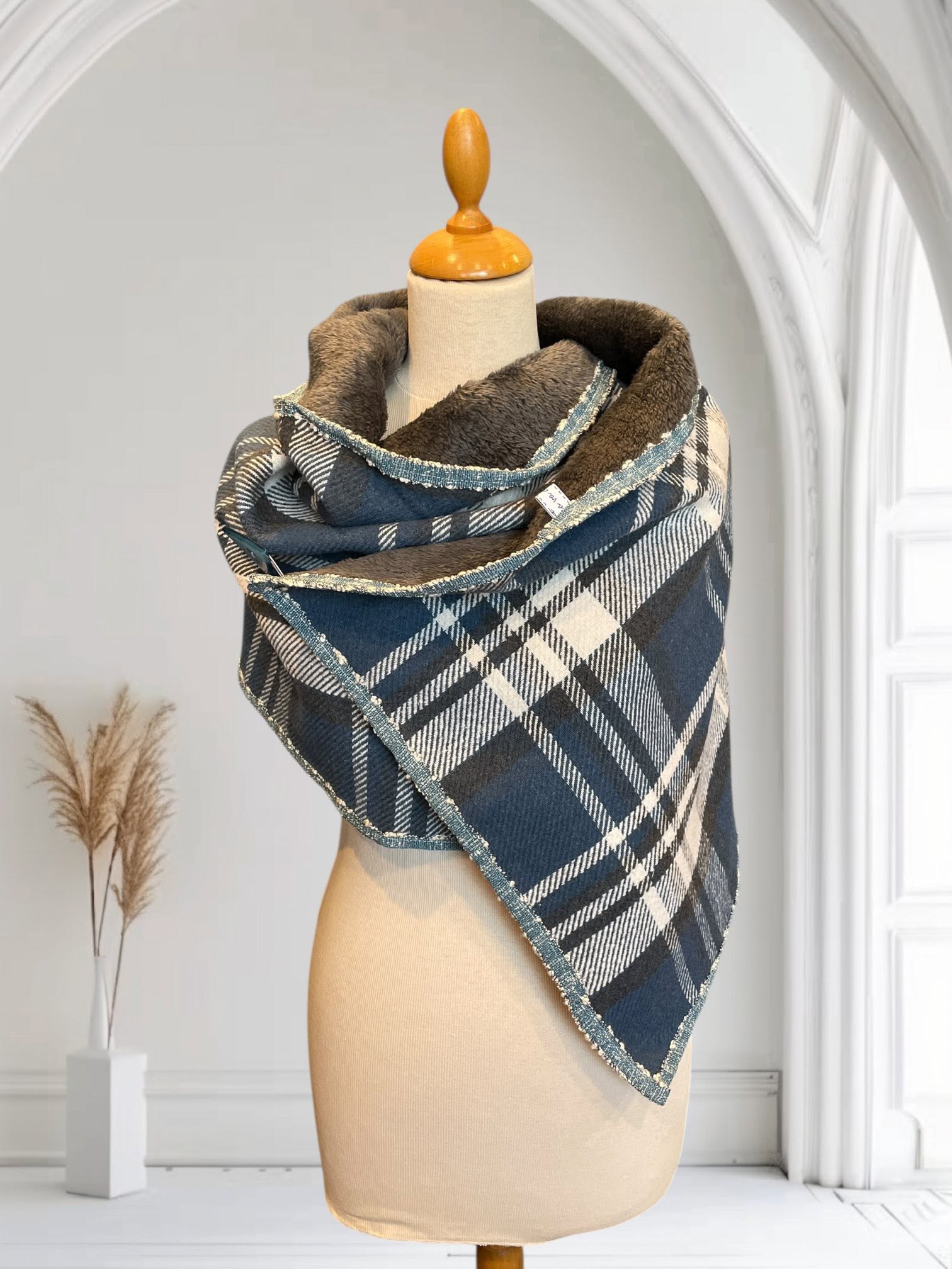 écharpe châle tartan bleu — visuel 1