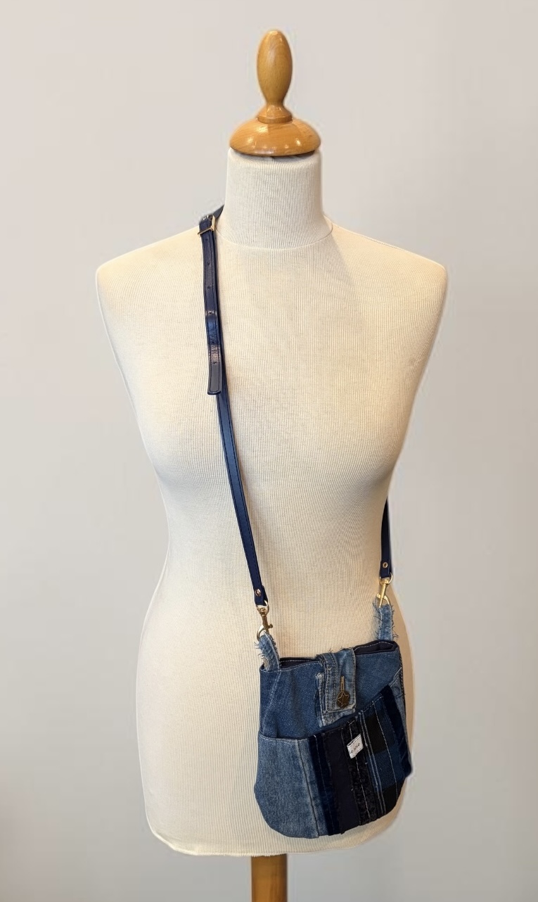 sac pochette bandoulière en jeans upcyclés 1 — visuel 2