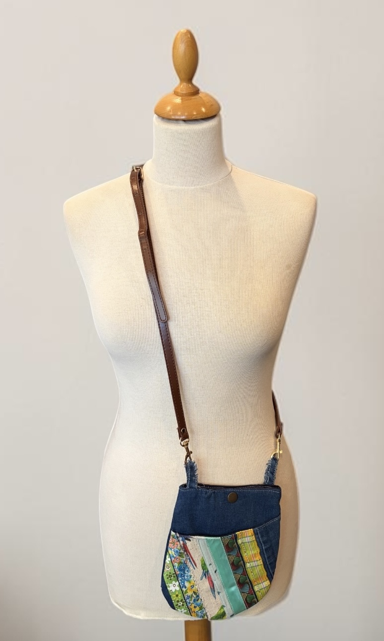 sac pochette bandoulière en jeans upcyclés 15 — visuel 2