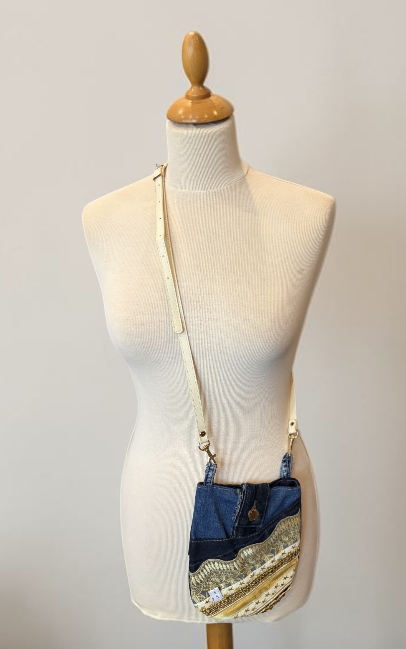 sac pochette bandoulière en jeans upcyclés 14 — visuel 2