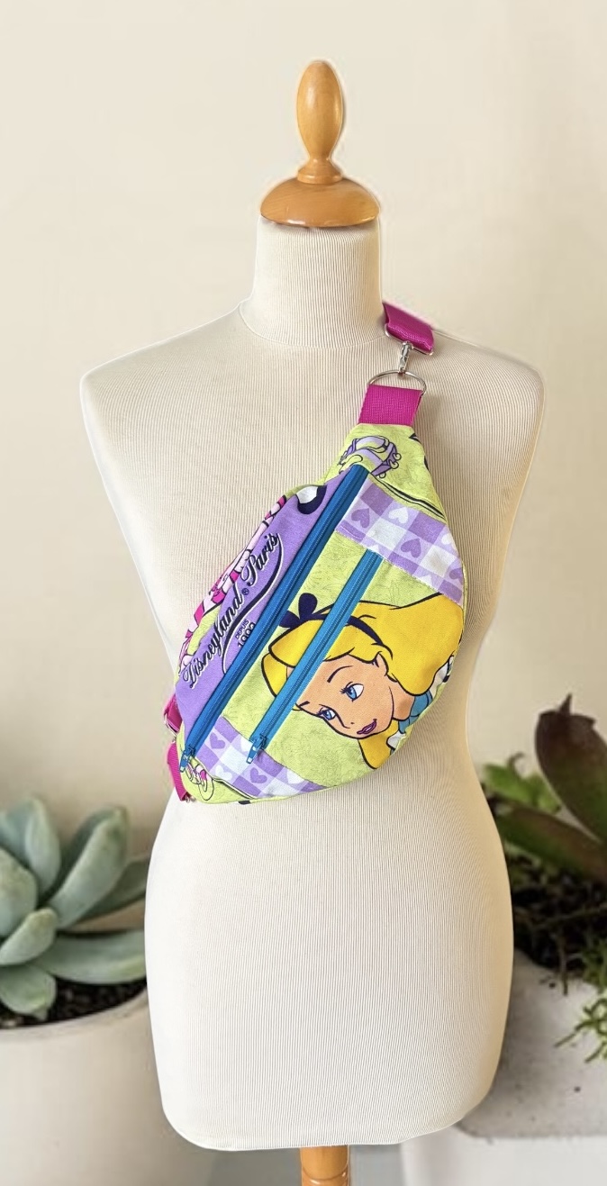 sac banane upcyclé Alice au pays des merveilles — visuel 1