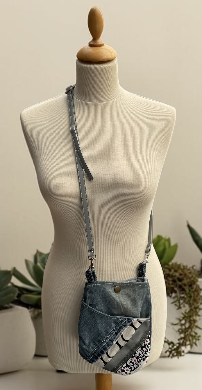 sac pochette bandoulière en jeans upcyclés 20 — visuel 3