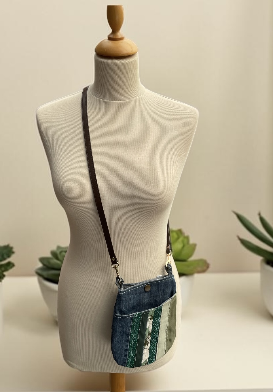 sac pochette bandoulière en jeans upcyclés 25 — visuel 3