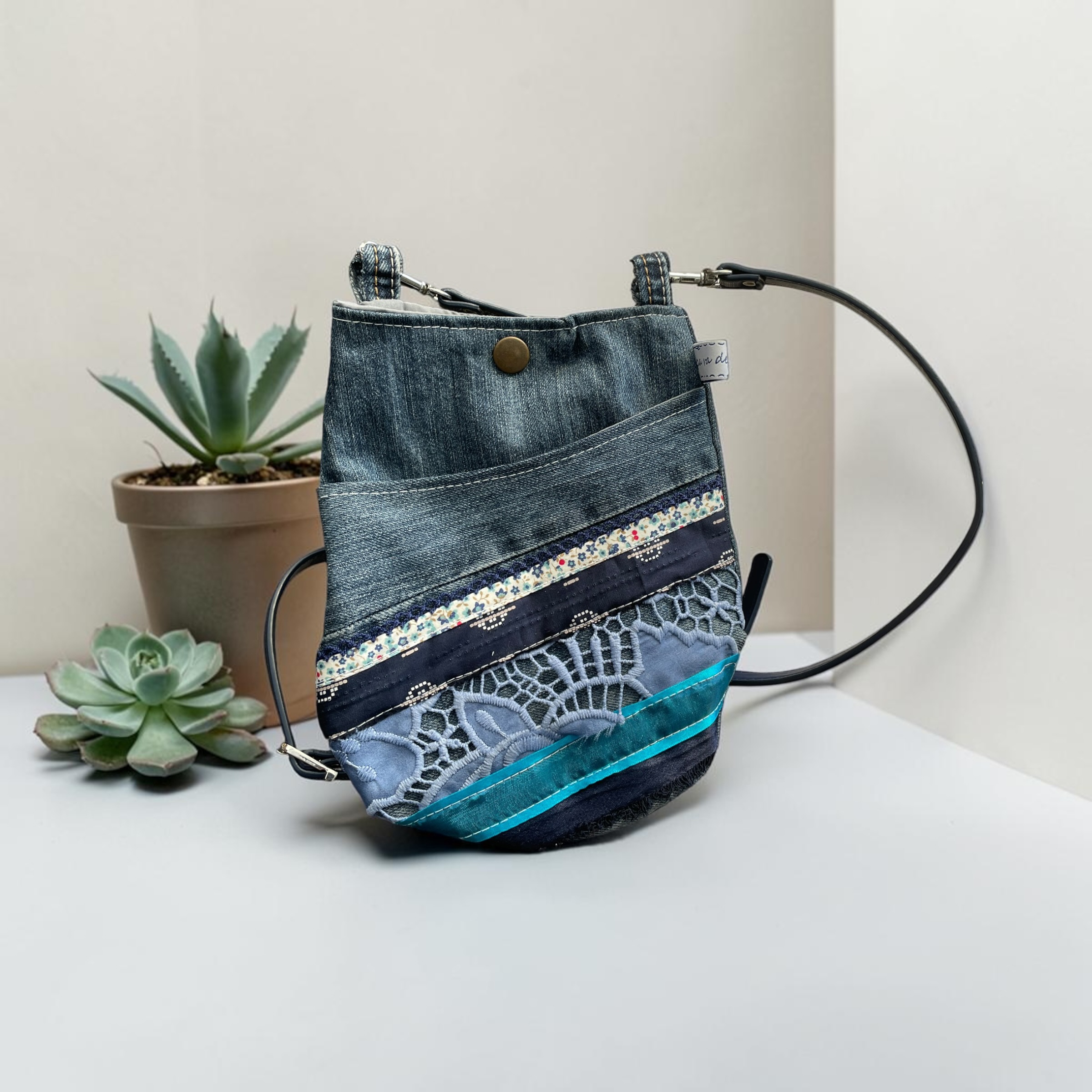 sac pochette bandoulière en jeans upcyclés 24 — visuel 1