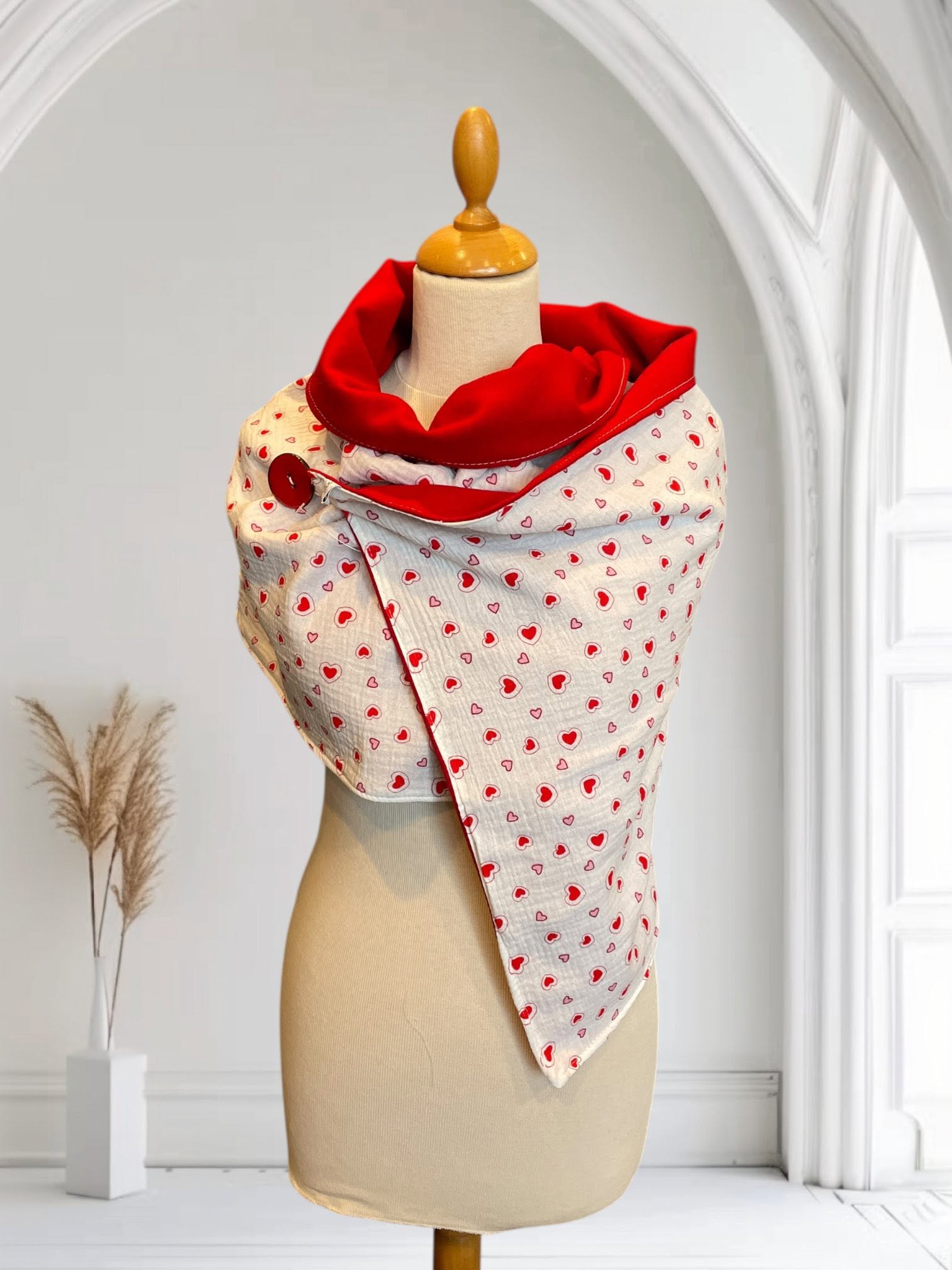 écharpe, châle oversize aux petits coeurs rouges — visuel 1