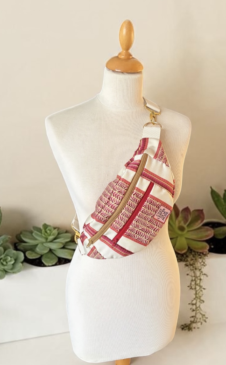 sac banane upcyclés avec lignes chaudes verticales — visuel 1