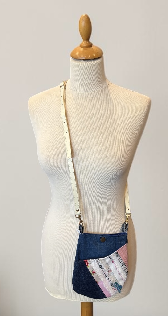 sac pochette bandoulière en jeans upcyclés 12 — visuel 2