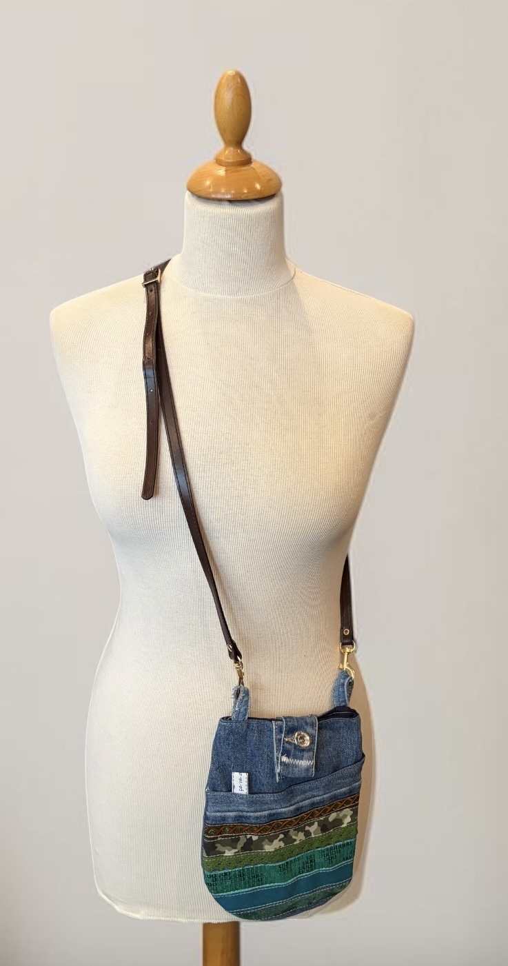 sac pochette bandoulière en jeans upcyclés 2 — visuel 2