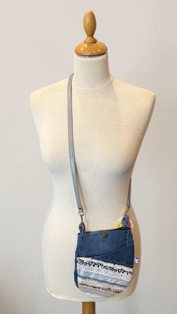 sac pochette bandoulière en jeans upcyclés 6 — visuel 2