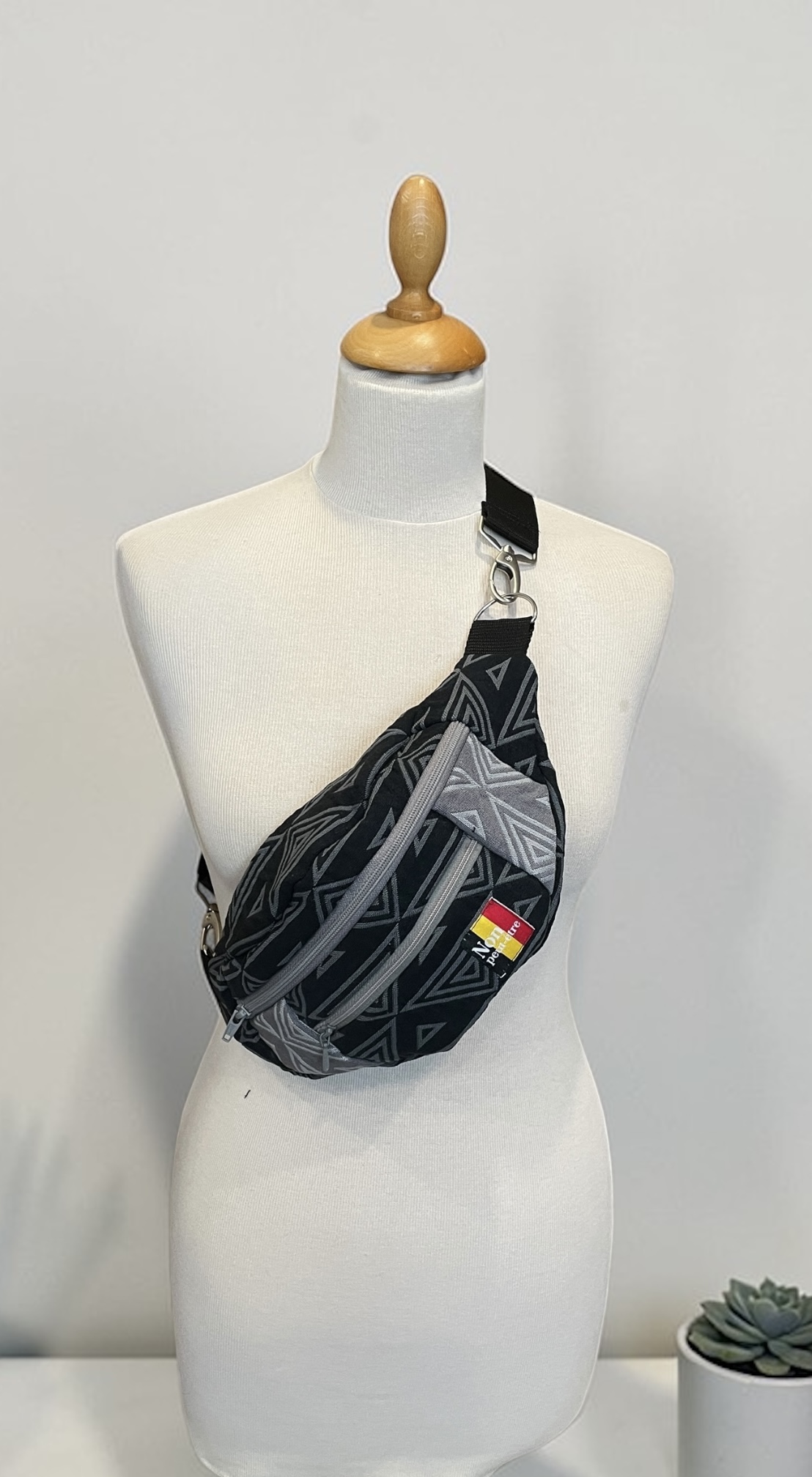 sac banane noir et gris "Non peut-être" — visuel 1