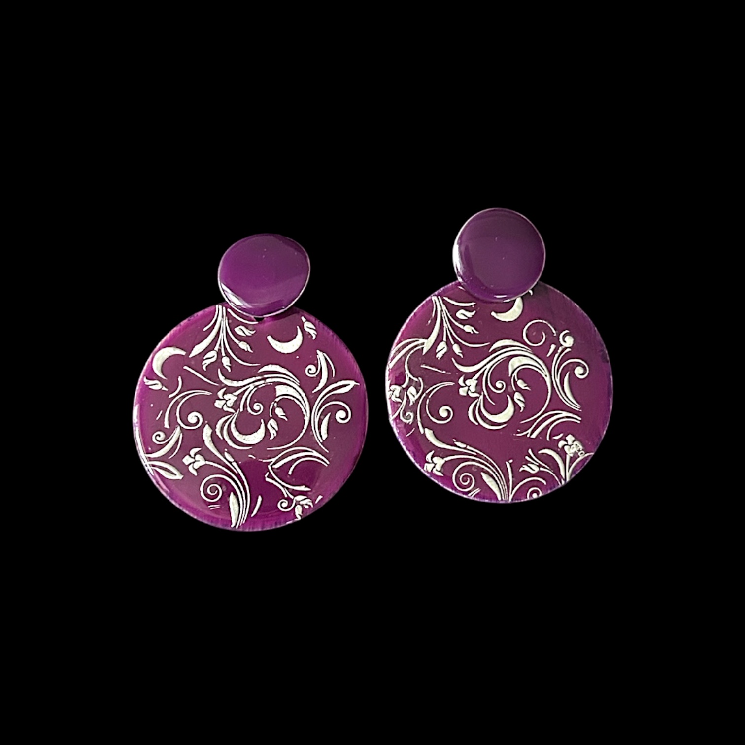 Boucles d’oreilles rondes violetes en bois peint et motifs argentés — visuel 1