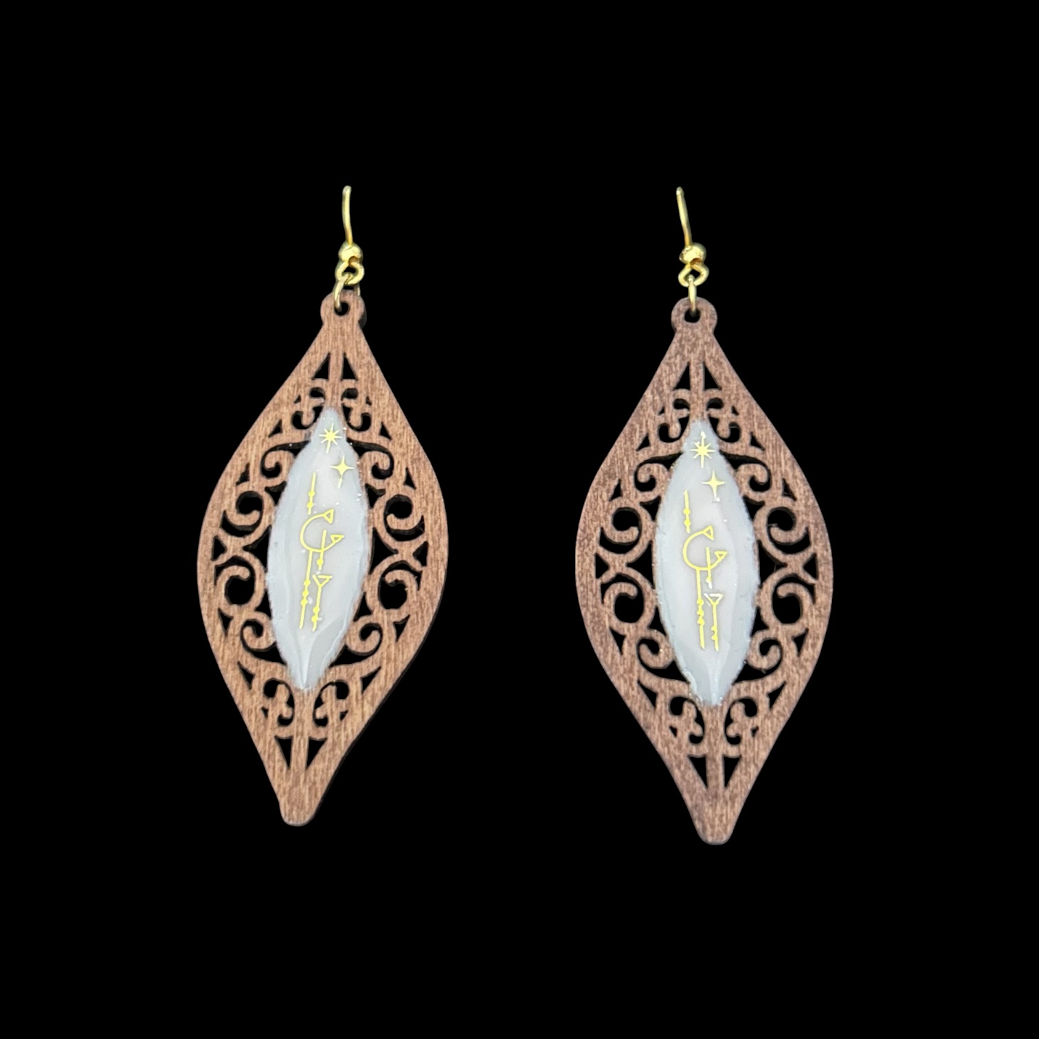 Boucles d’oreilles en bois ajouré avec centre peint et motifs dorés — visuel 1