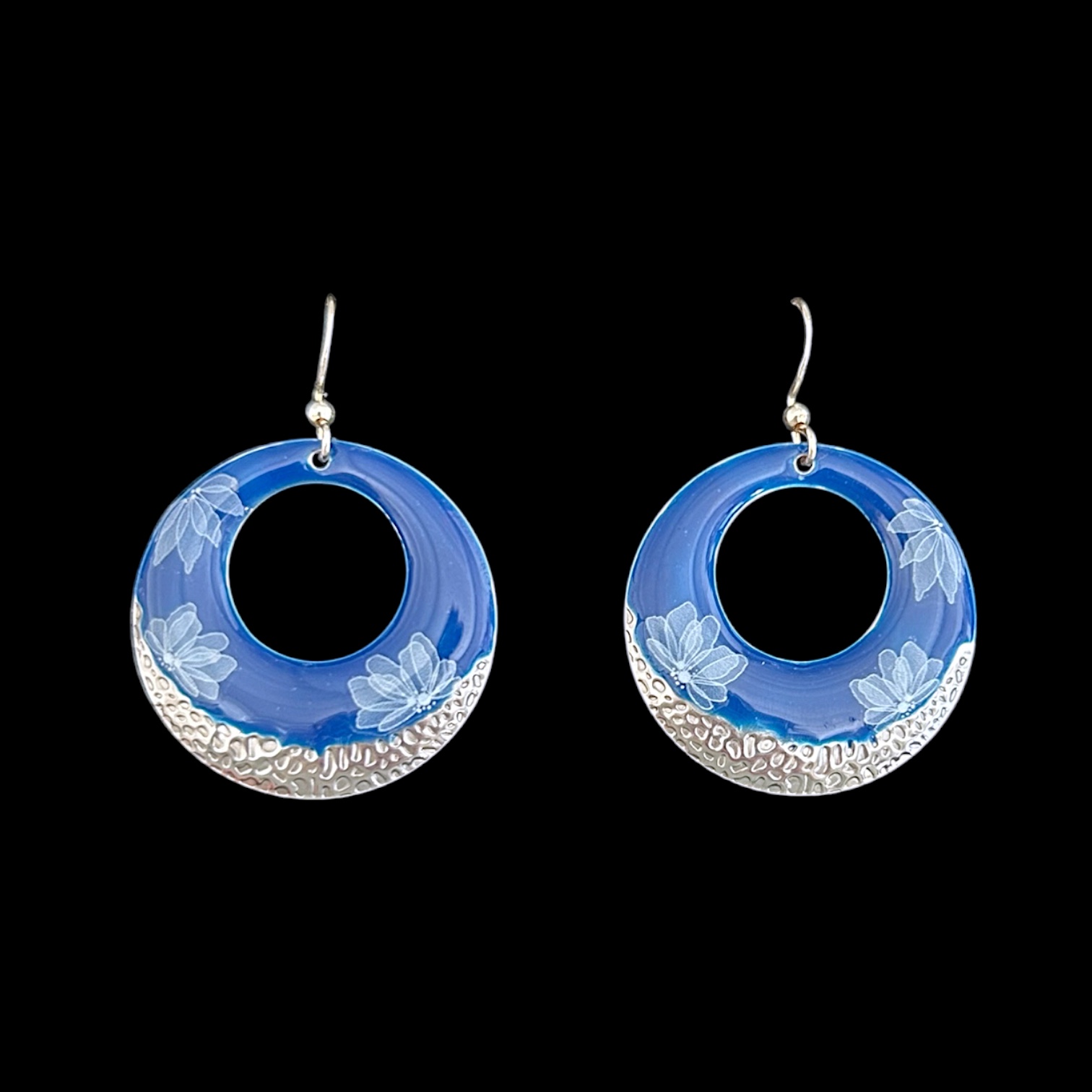 Boucles d’oreilles argentées peintes en bleu à motifs floraux — visuel 1