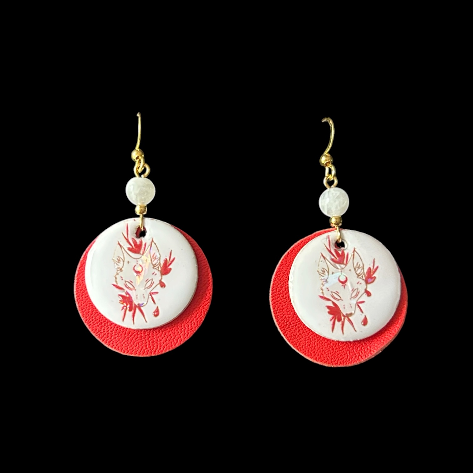 Boucles d’oreilles cuir rouge et bois motif renard japonais — visuel 1