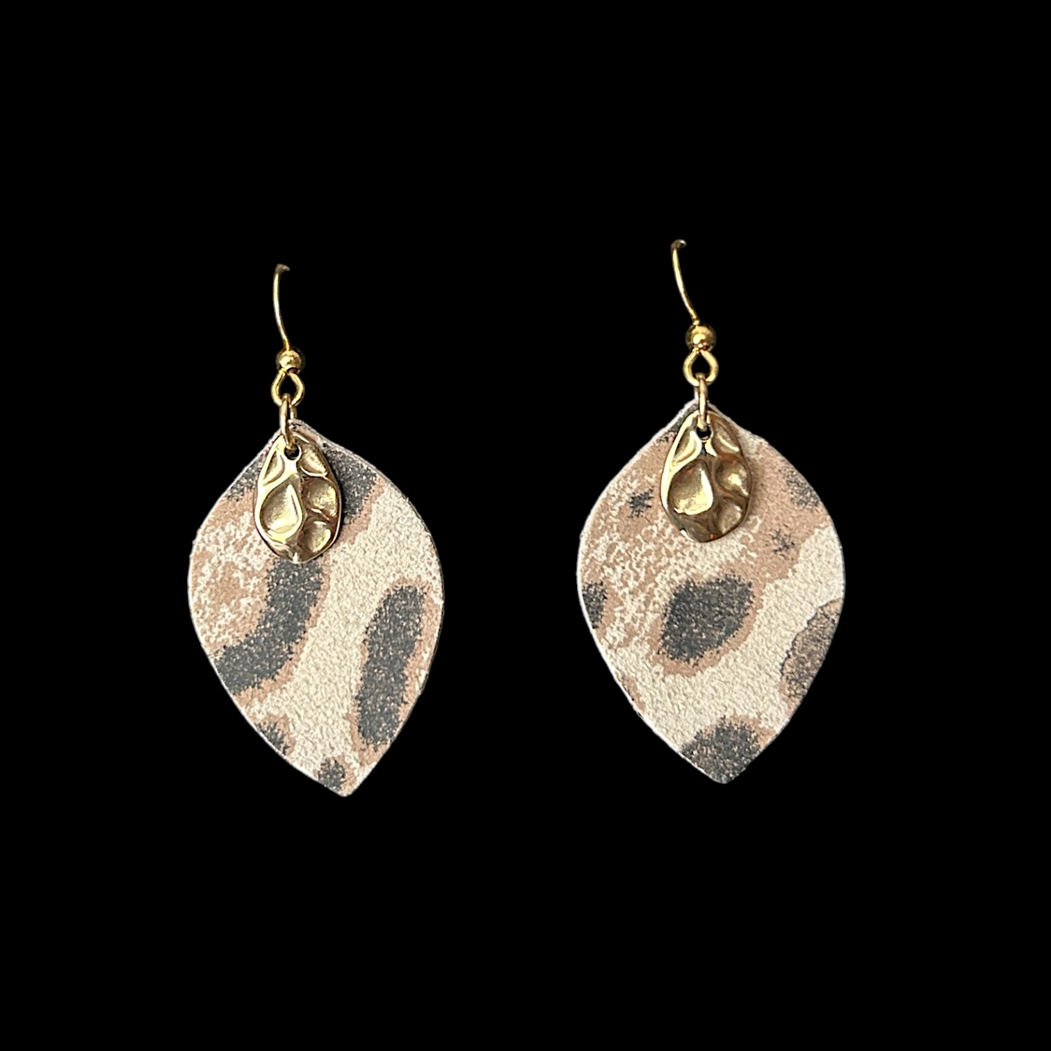 Boucles d’oreilles motif léopard beige et doré – pièce unique — visuel 1