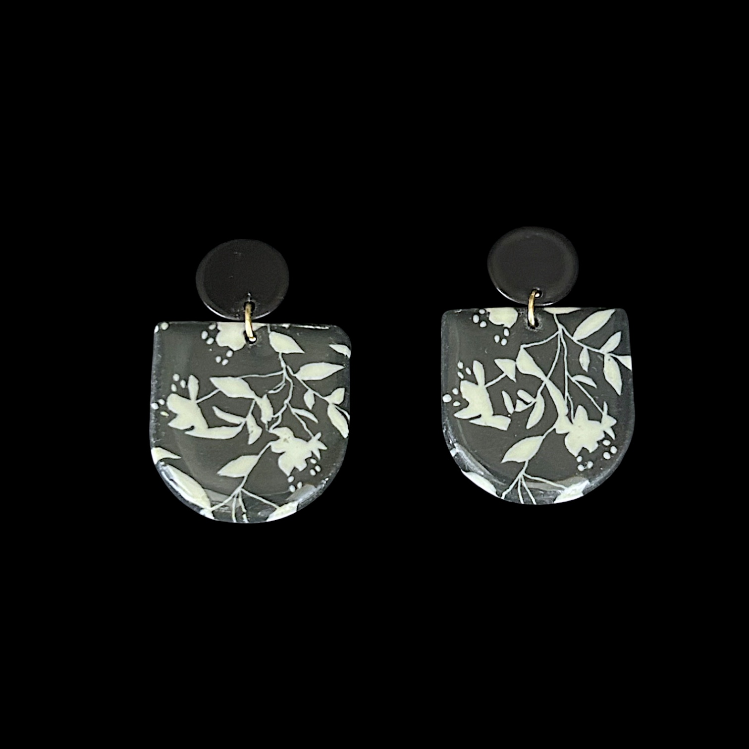 Boucles d’oreilles noires à motif floral blanc en pâte polymère — visuel 1