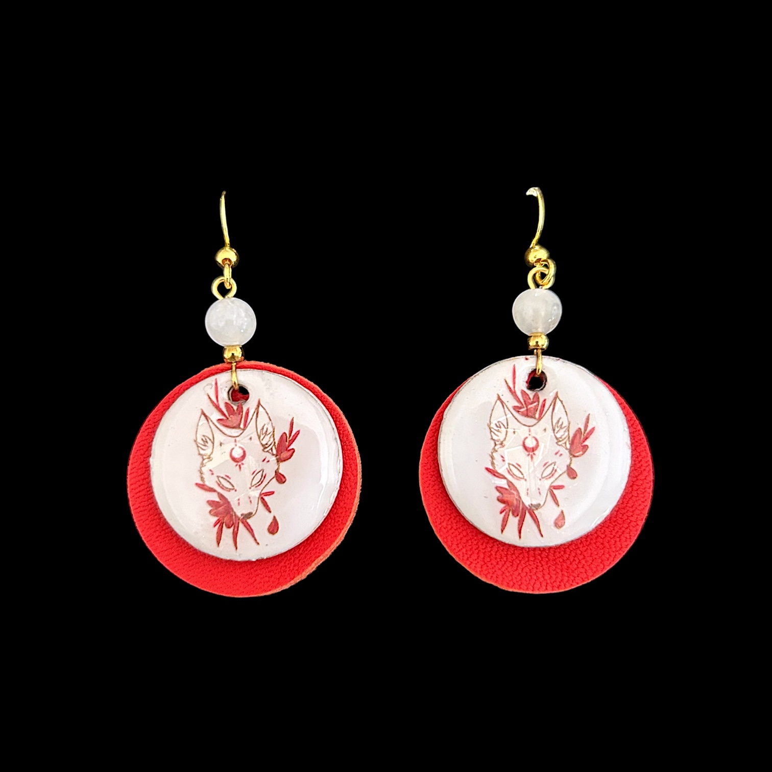 Boucles d’oreilles cuir rouge et bois motif renard japonais — visuel 1