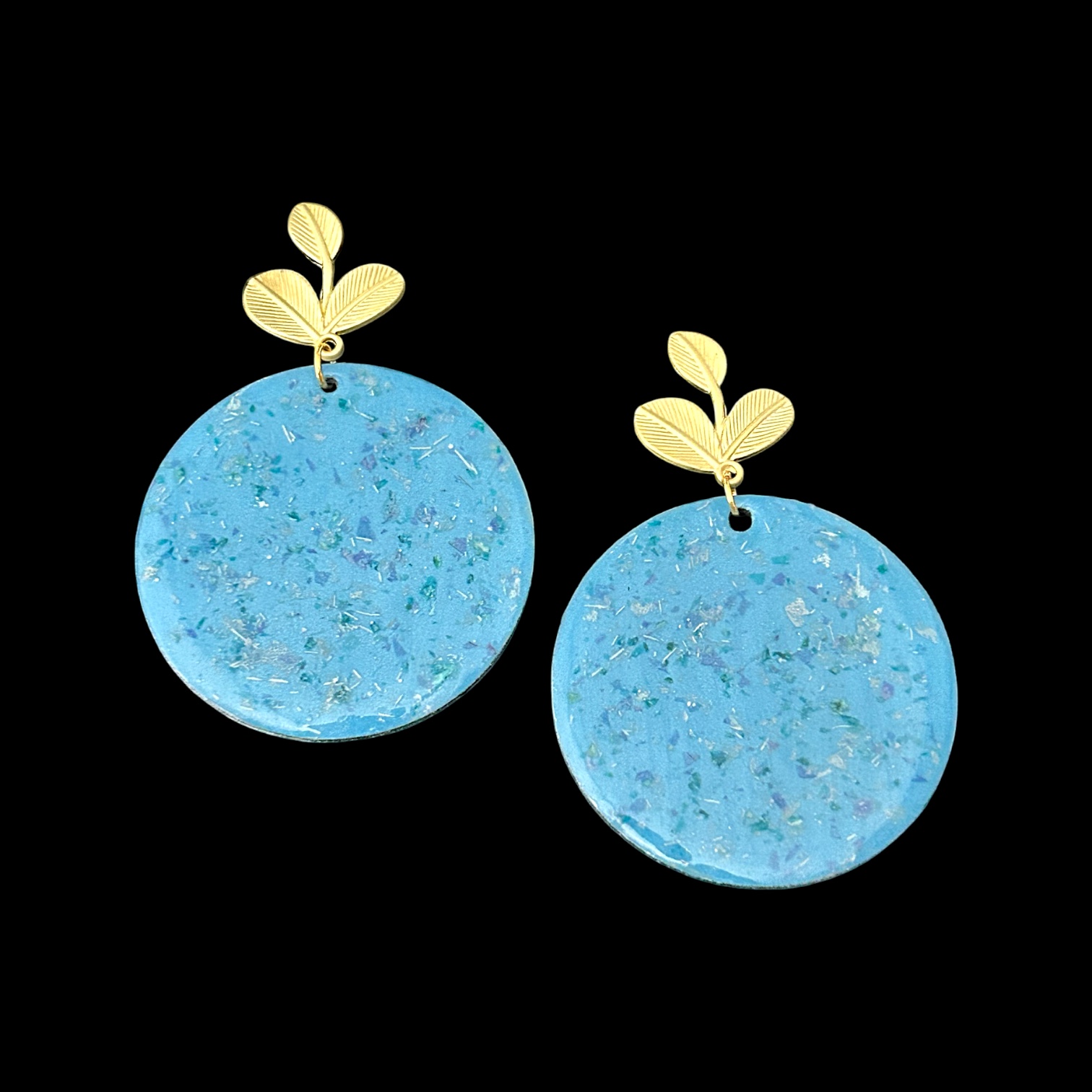Boucles d’oreilles rondes bleu ciel en bois et fleurs séchées — visuel 1