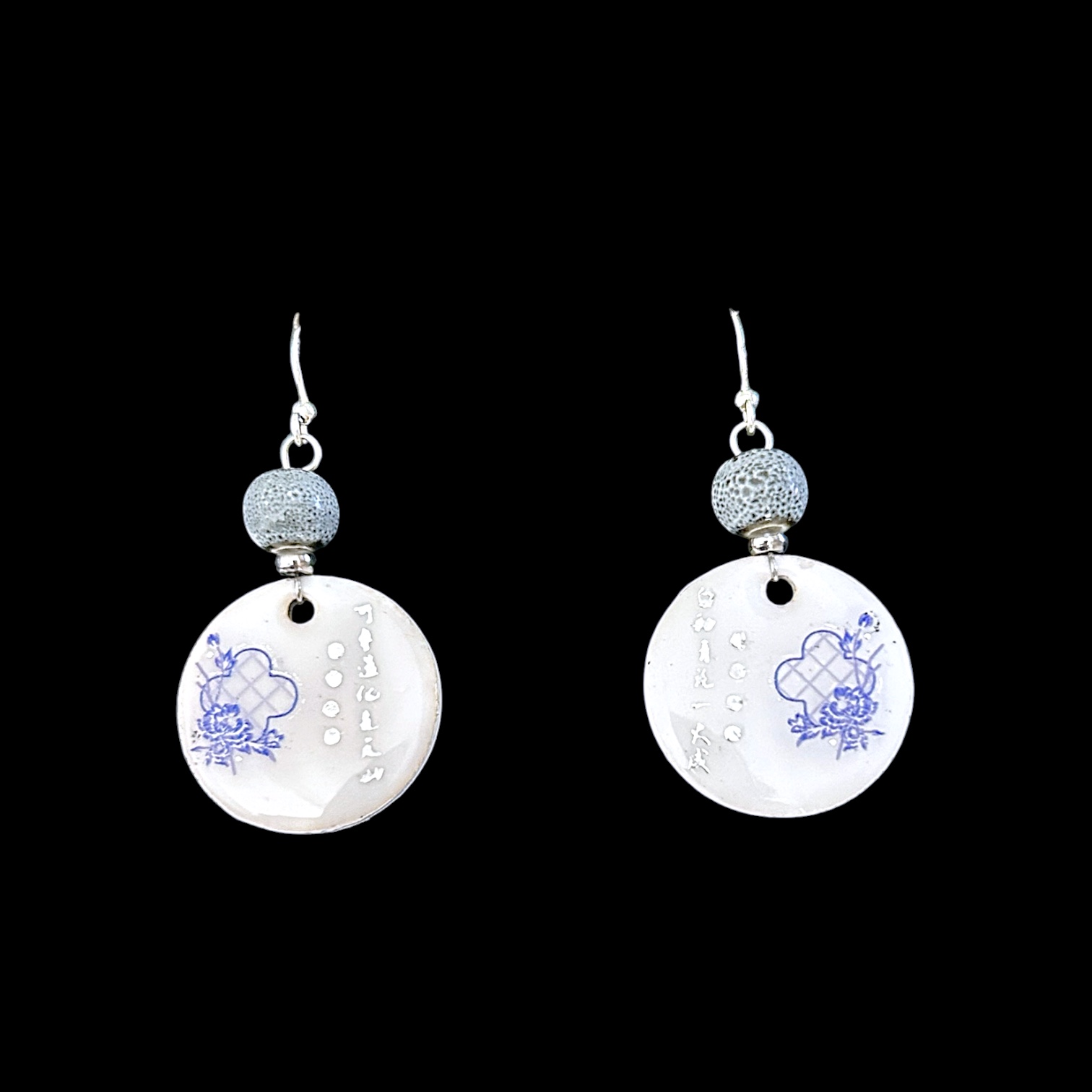 Boucles d’oreilles blanches en bois peint, perles en porcelaine et inspiration japonisante — visuel 1