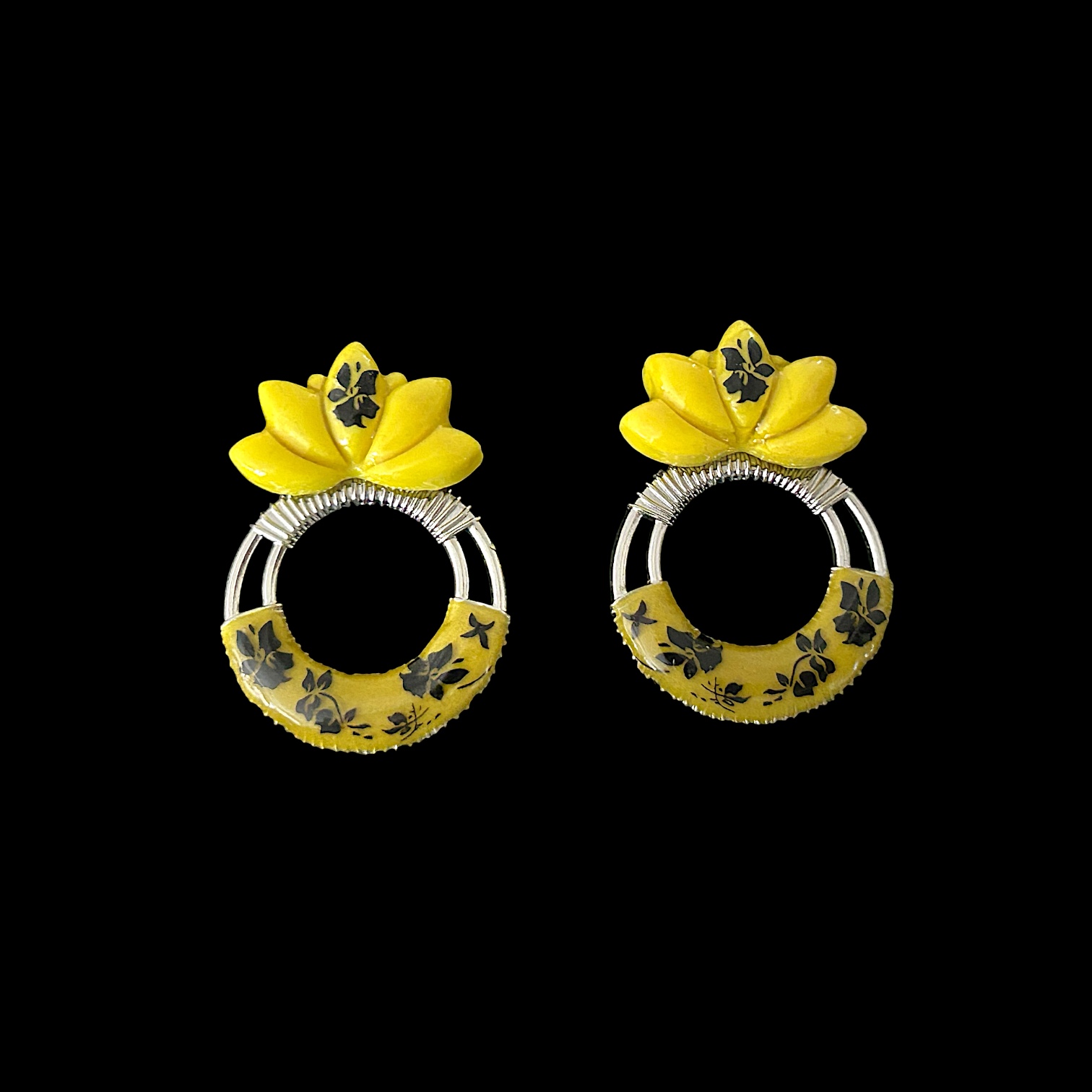 Titre produit : Boucles d’oreilles florales jaunes et noires en pâte polymère et acier inoxydable — visuel 1