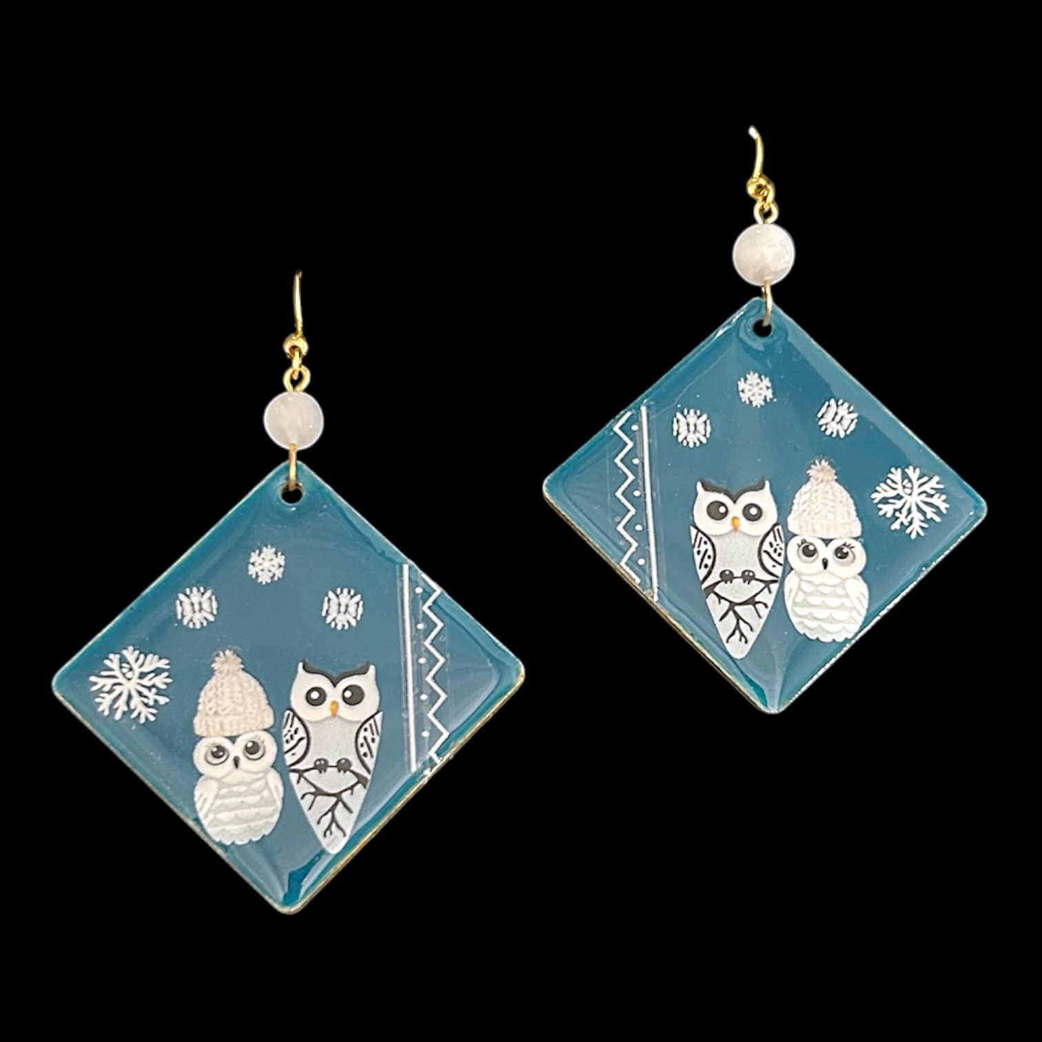 Boucles d’oreilles hiboux d’hiver en bois peint et pierre de lune — visuel 1