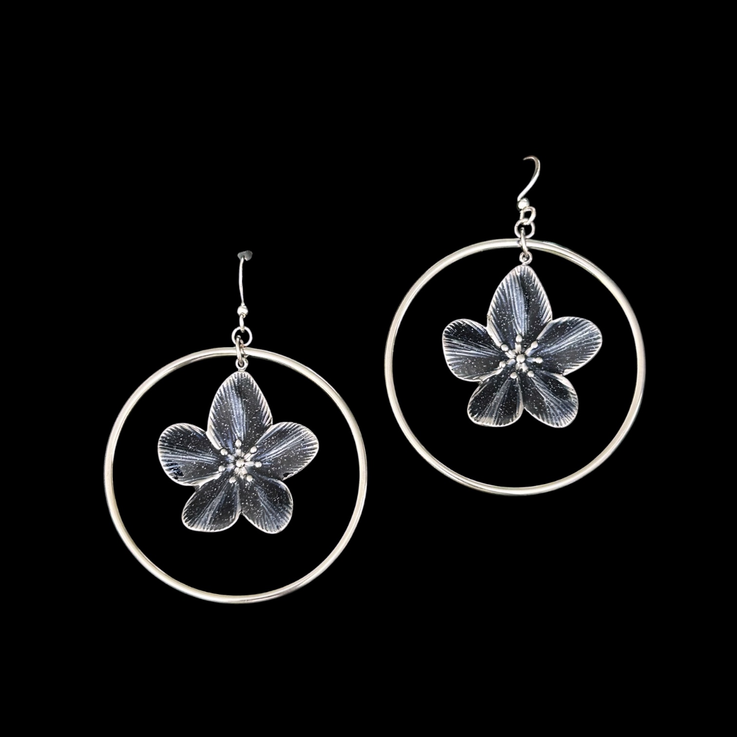 Boucles d’oreilles créoles en acier inoxydable avec fleur noire — visuel 1