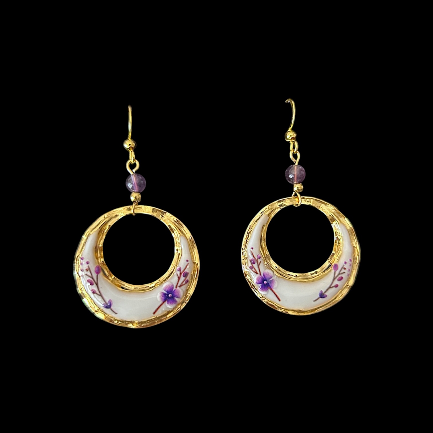 Boucles d’oreilles rondes blanches et fleuries en acier inoxydable — visuel 1