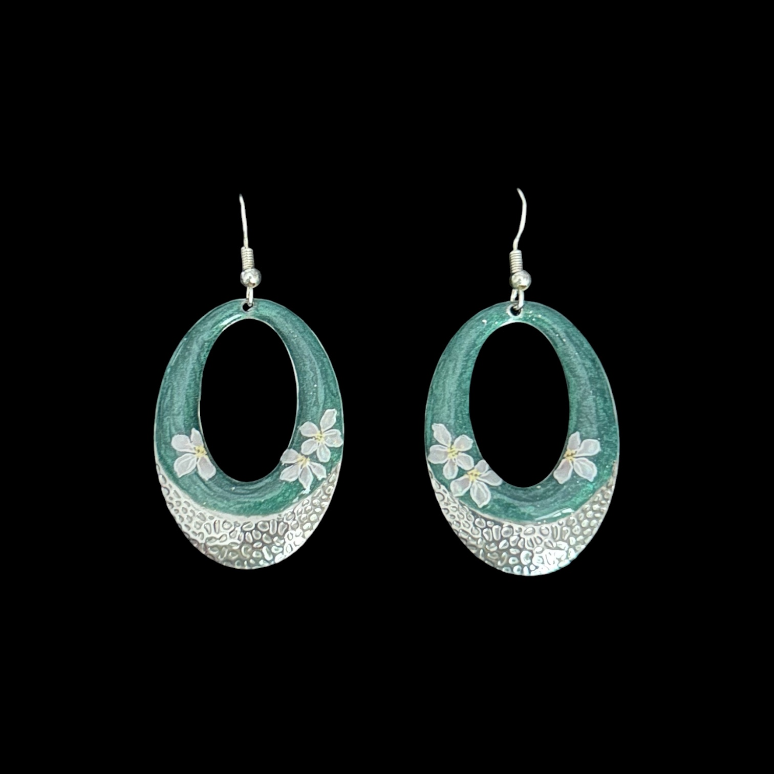 Boucles d’oreilles vertes et argentées à motifs floraux — visuel 1