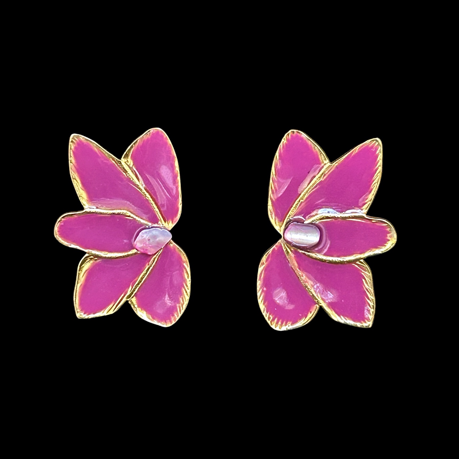 Boucles d’oreilles fleurs fuchsia en acier inoxydable et coquillage coloré — visuel 1