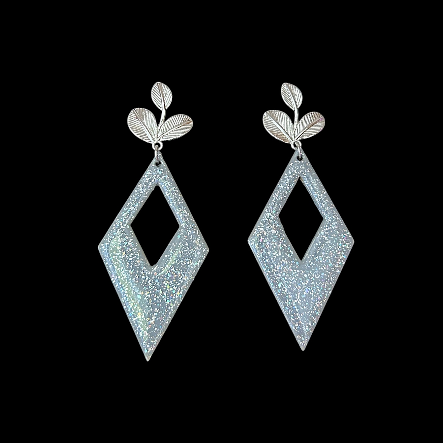 Boucles d’oreilles en bois brut gris et argenté pailleté — visuel 1
