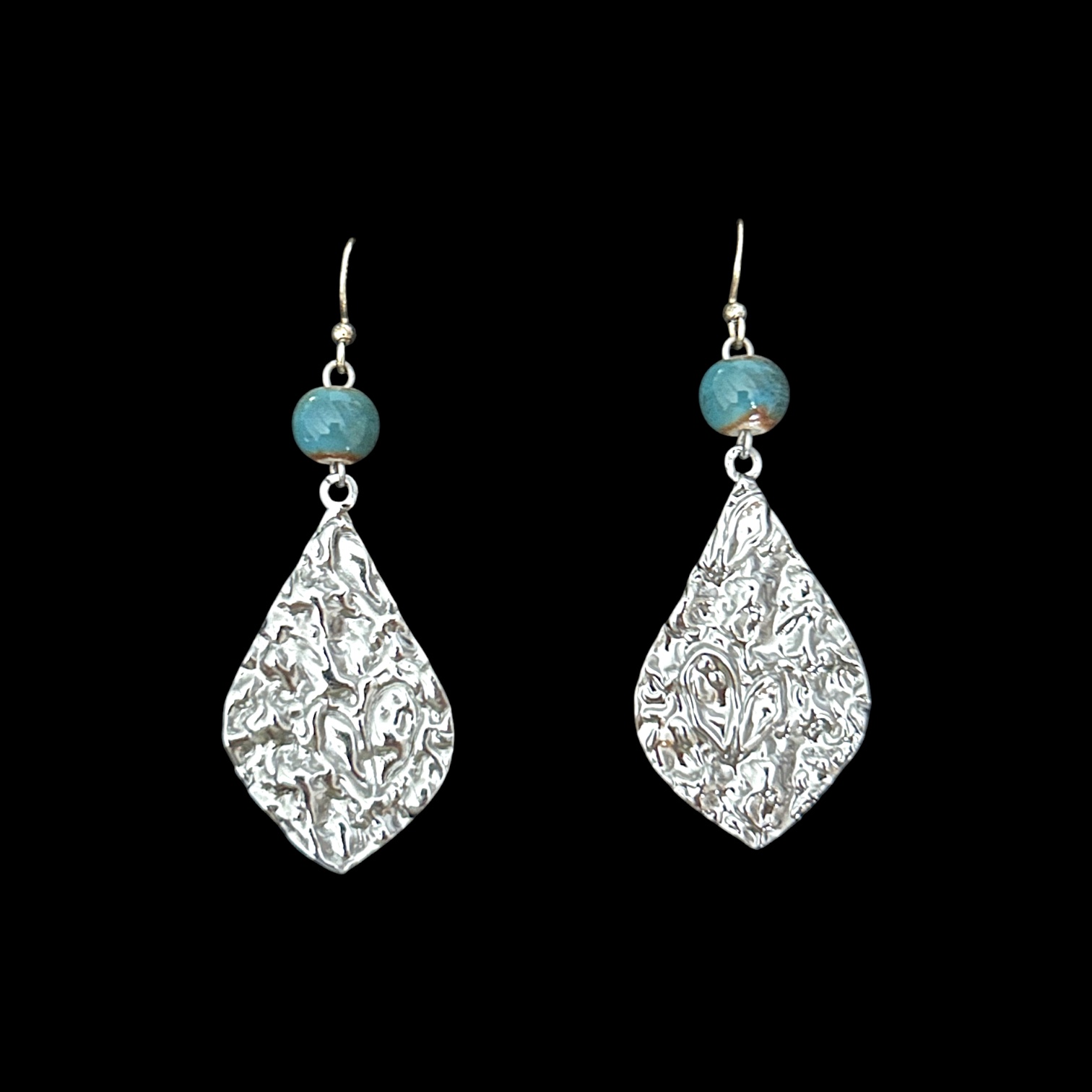 Boucles d’oreilles argentées avec perle en porcelaine — visuel 1